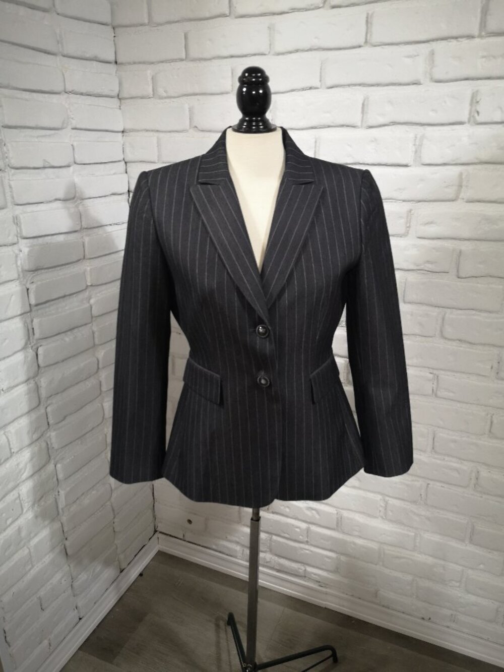 Tahari Arthur S. Levine Ladies Size 8 Petite Dk/Lt Grey Pinstripe Lined Blazer